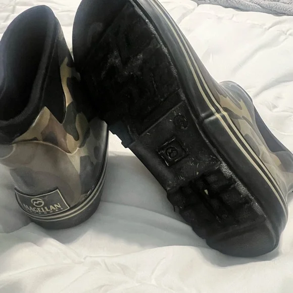 Magellan outdoors rubber camp kids boots size 5D - Picture 4 of 4